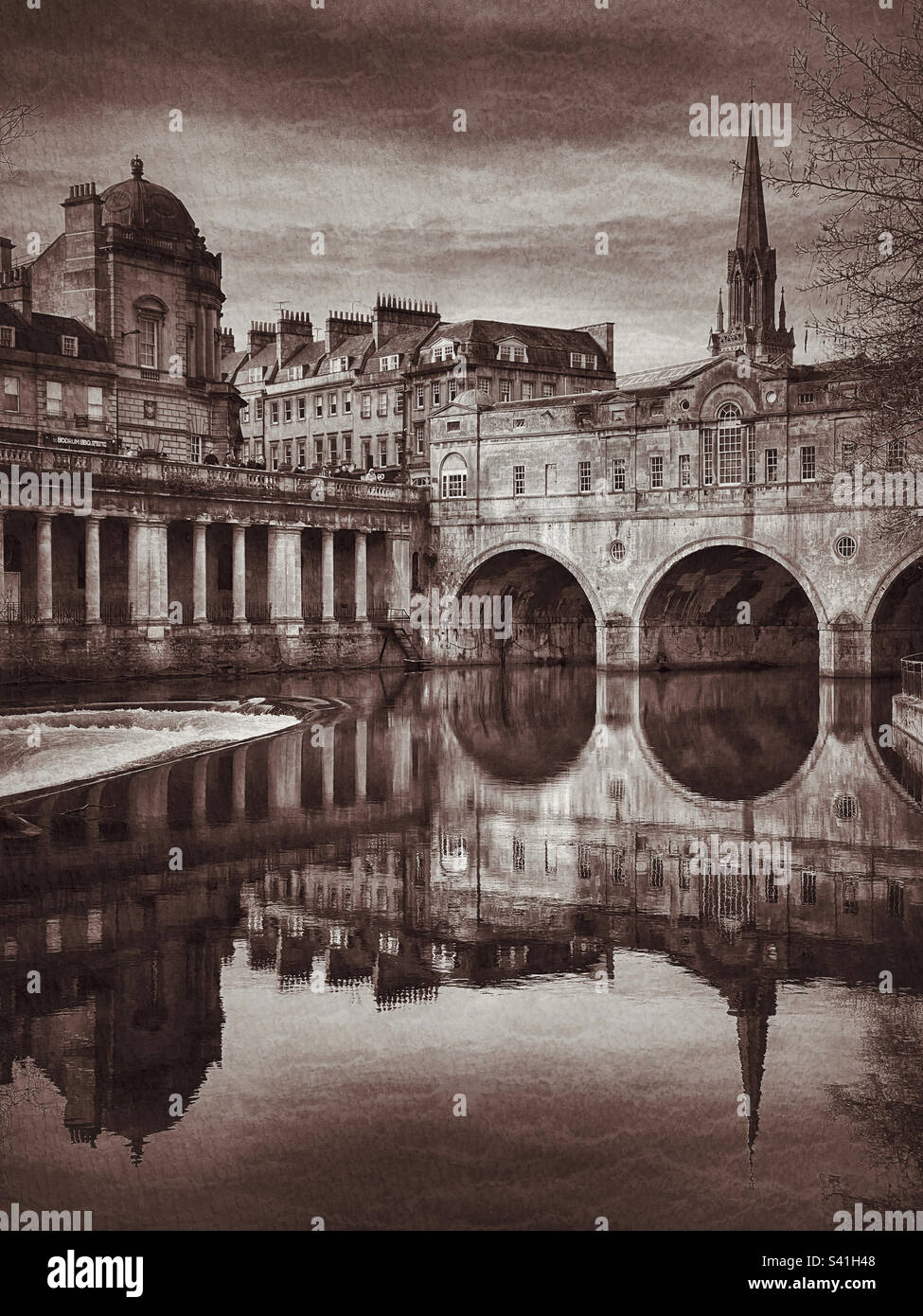 Un'immagine retrò del famoso Pultney Bridge e Weir a Bath, Inghilterra. Interessanti riflessioni sono state create nel fiume Avon. Bath è una delle principali destinazioni turistiche del Regno Unito. Foto ©️ COLIN HOSKINS. - Immagine stock catturata con smartphone