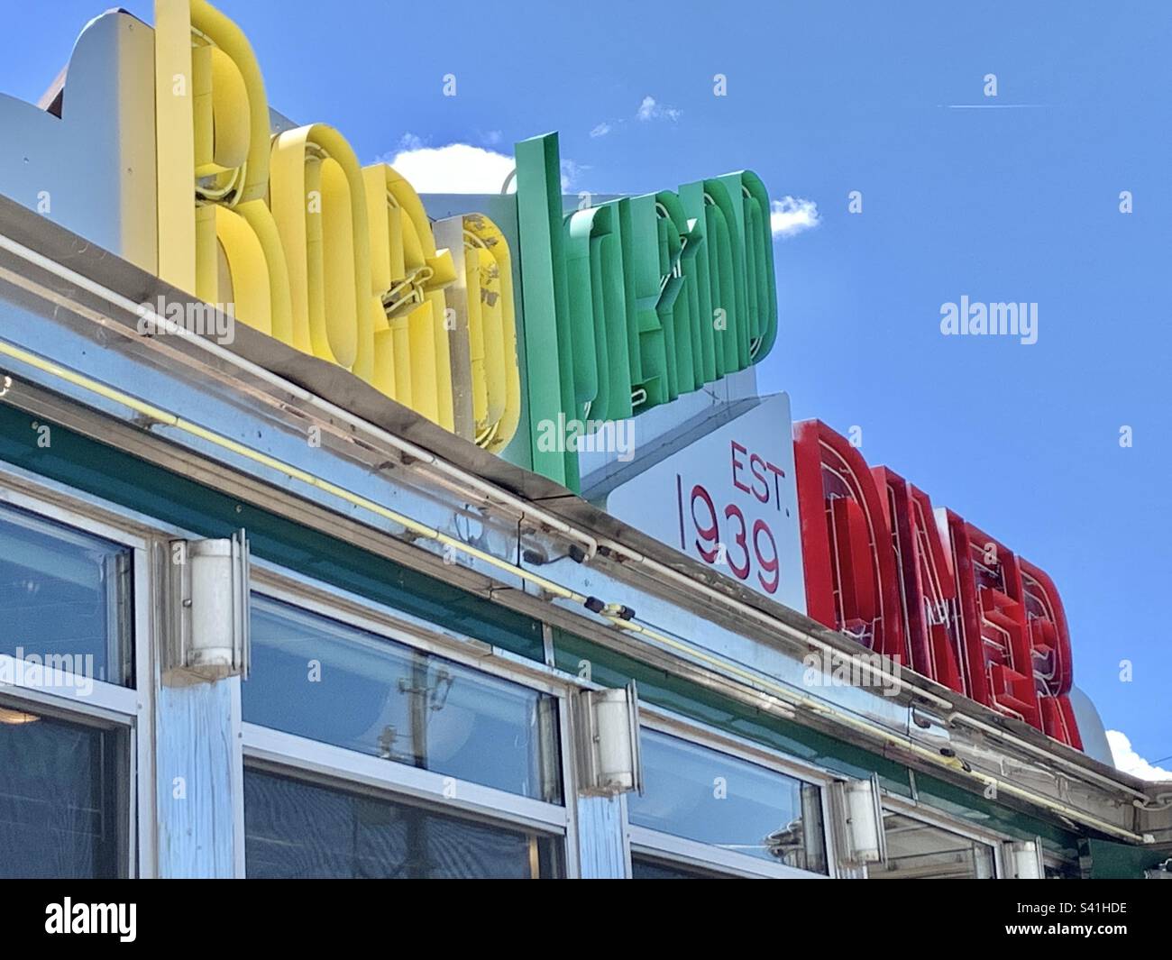 Un classico e snello moderno ristorante in stile Art Deco, originariamente fondato nel 1939 in direzione est. Ora è stato riposizionato in questa tranquilla cittadina rurale di Oakley, Utah. Foto Stock