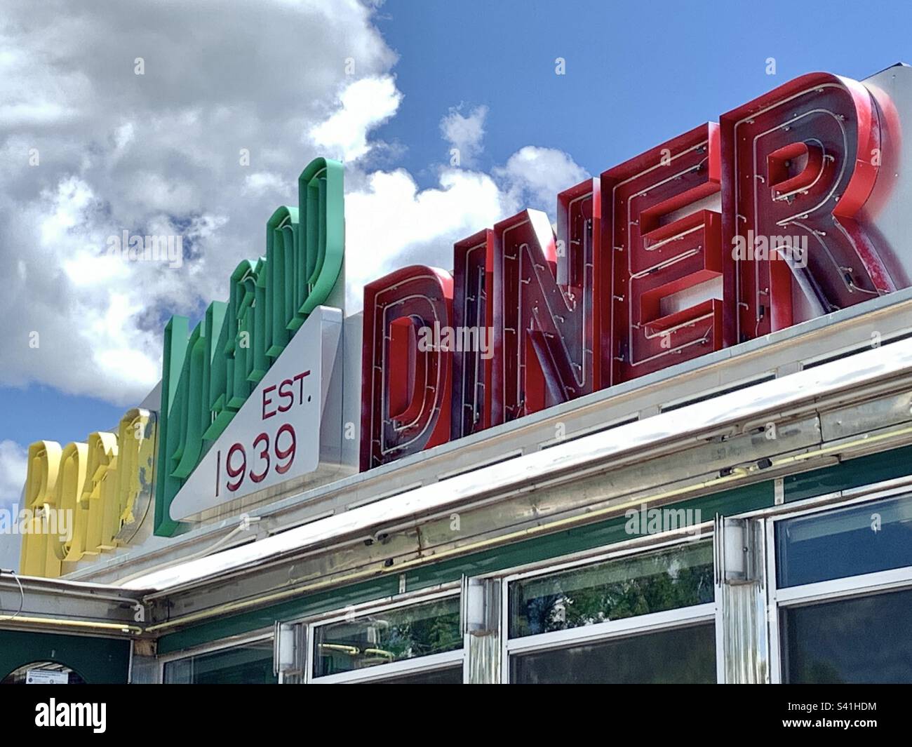 Un classico e snello moderno ristorante in stile Art Deco, originariamente fondato nel 1939 in direzione est. Ora è stato riposizionato in questa tranquilla cittadina rurale di Oakley, Utah. Foto Stock