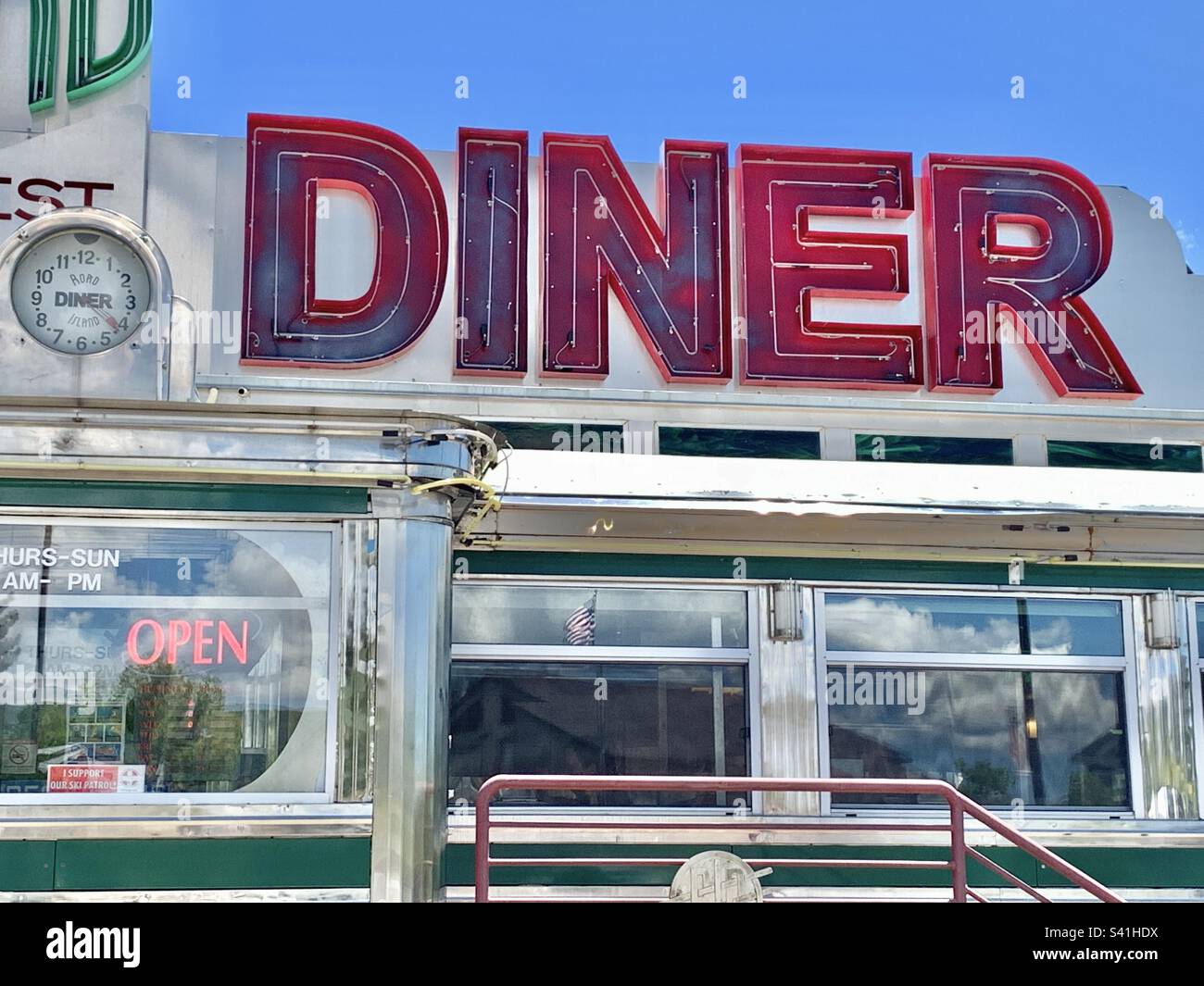 Un classico e snello moderno ristorante in stile Art Deco, originariamente fondato nel 1939 in direzione est. Ora è stato riposizionato in questa tranquilla cittadina rurale di Oakley, Utah. Foto Stock