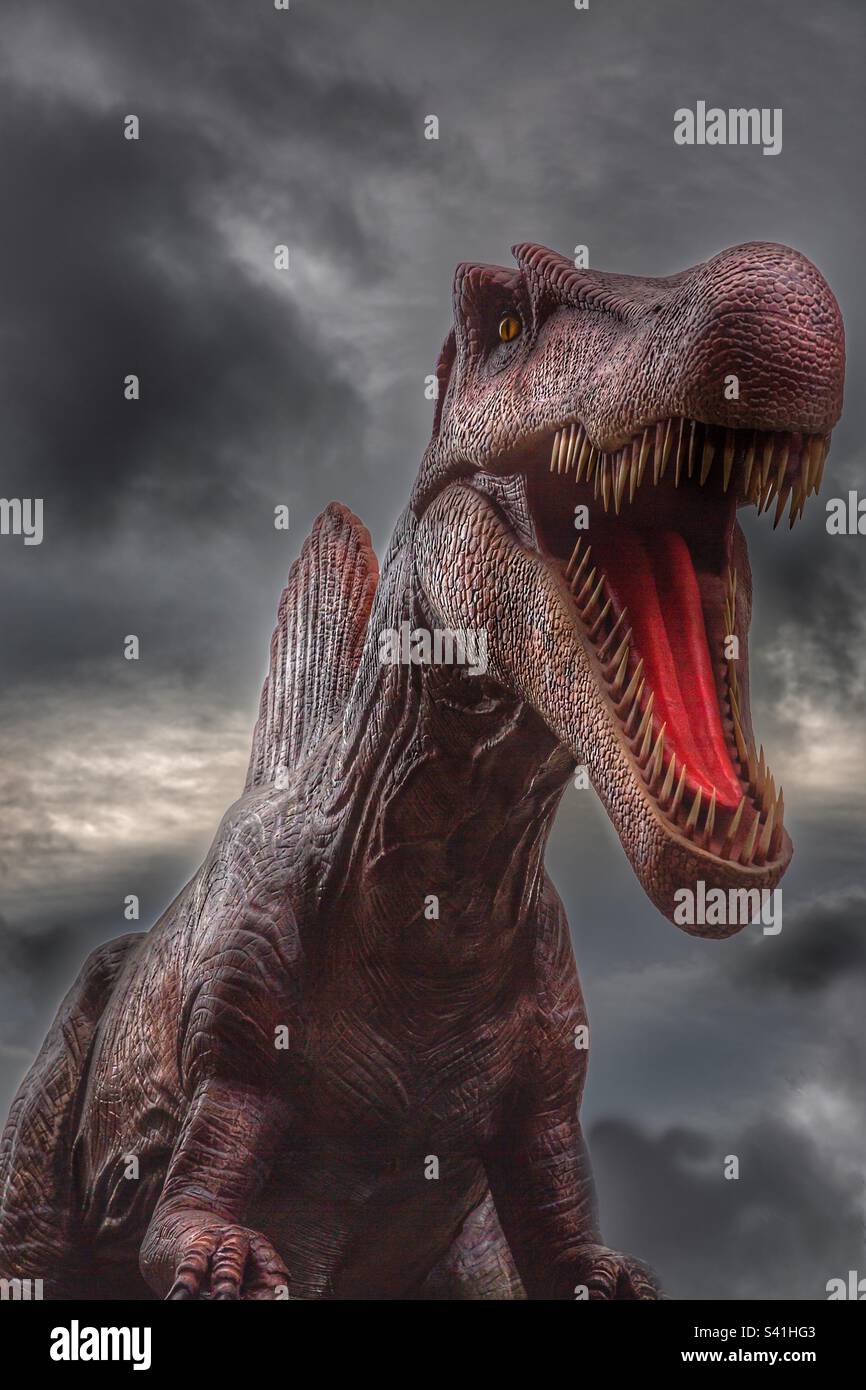 Feroce dinosauro Spinosaurus ruggito e pronto ad attaccare i denti - Immagine stock catturata con smartphone
