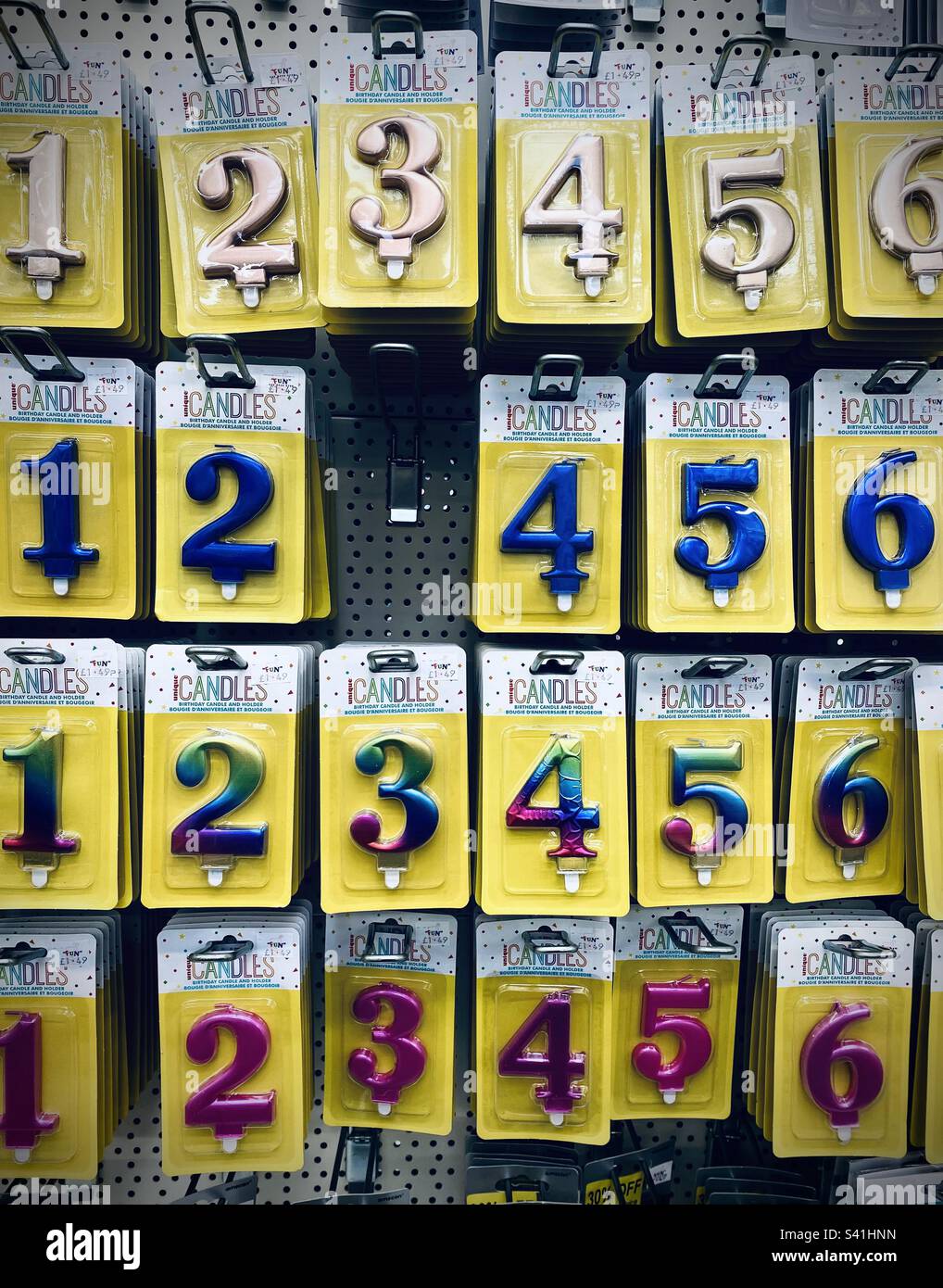 Candele di compleanno colorate numerate in vendita presso un negozio di feste nel Regno Unito - Immagine stock catturata con smartphone