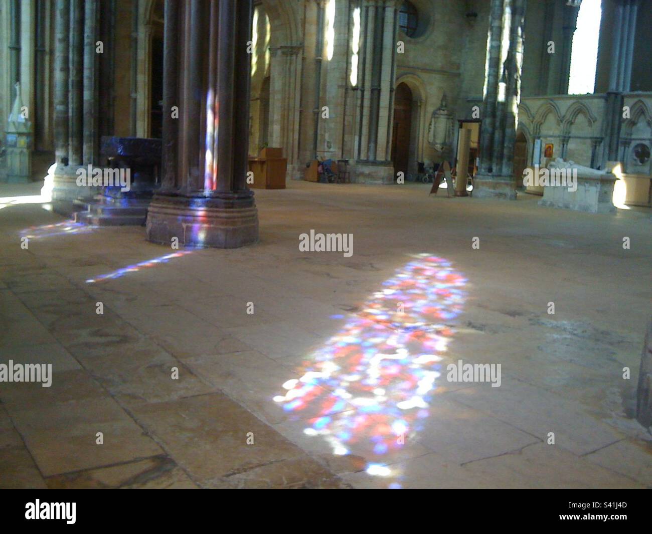 Luce del sole attraverso le vetrate in una Cattedrale di Lincoln Foto Stock