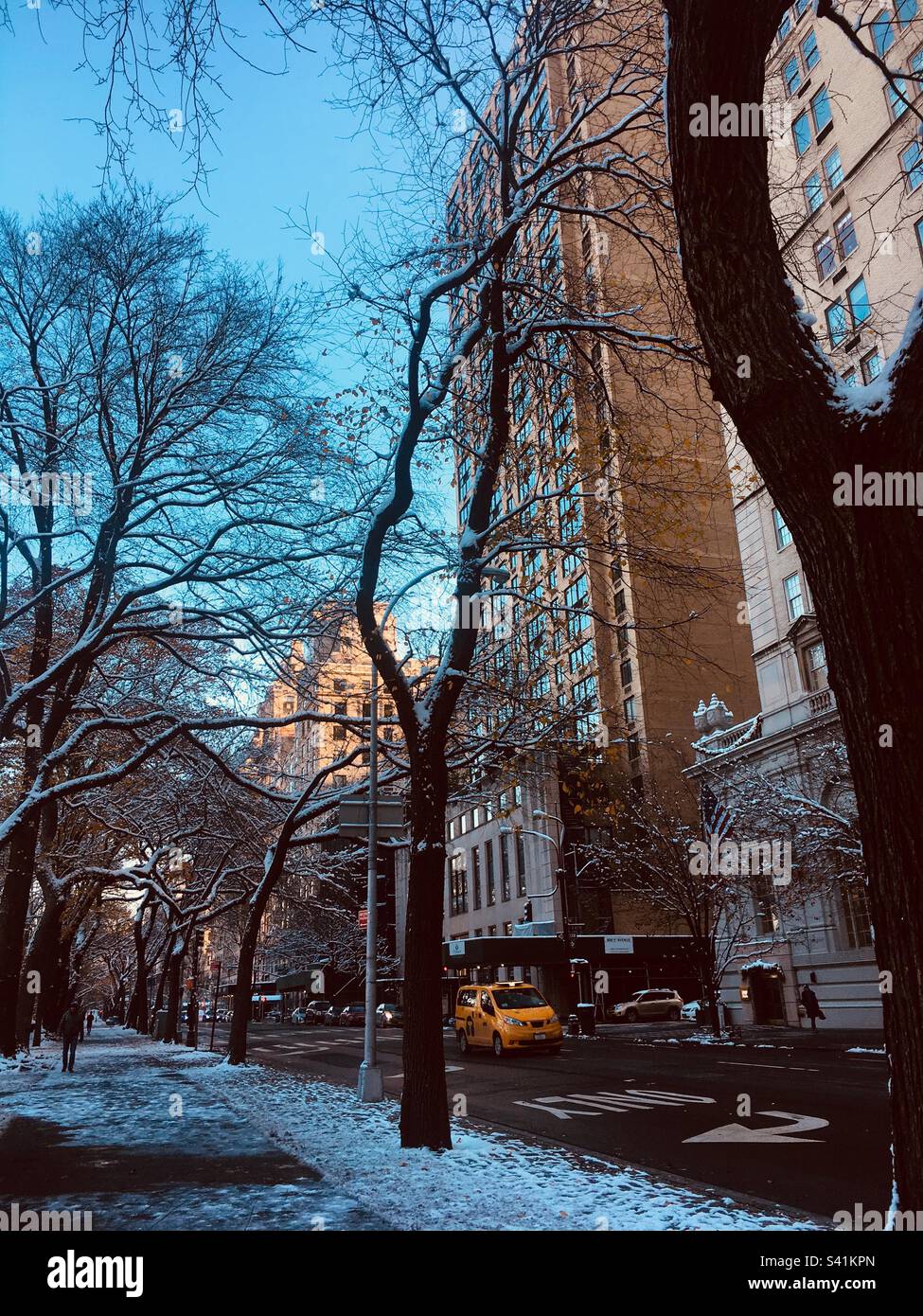 Inverno e neve in 5th Avenue, Upper East Side, Manhattan, New York, USA - Immagine stock catturata con smartphone