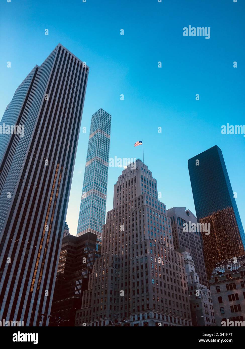 Skyscrappers e skyline in 5th Avenue, Manhattan, New York, USA e bandiera degli Stati Uniti - Immagine stock catturata con smartphone