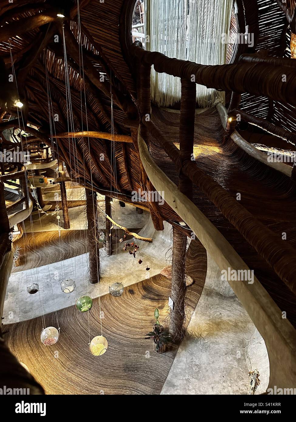 Architettura interna design all'interno di Sfer Ik (Azulik), Tulum, Messico - Immagine stock catturata con smartphone