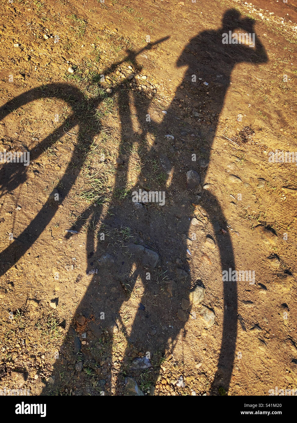 Ombra di un motociclista di montagna che beve un drink Foto Stock