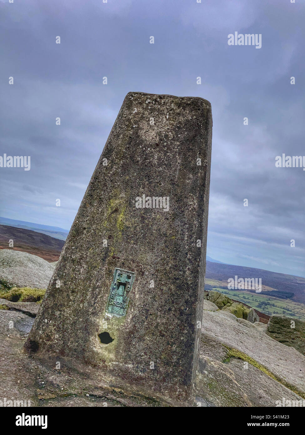 Trig point su Simons Seat nelle Yorkshire Dales Foto Stock