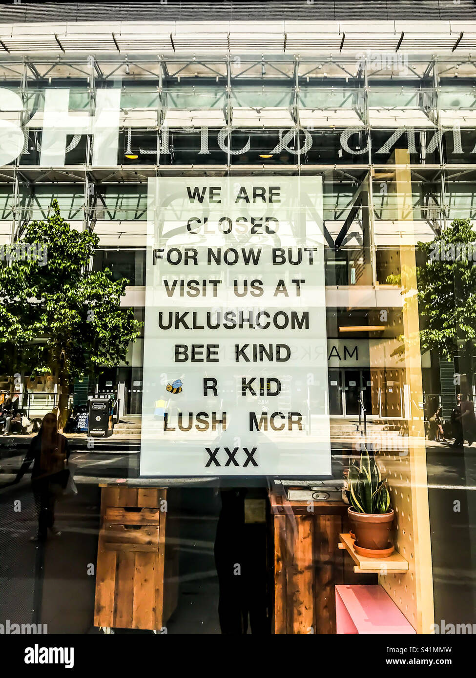 Cartello con la scritta Lush Shop Lockdown, Manchester - Immagine stock catturata con smartphone