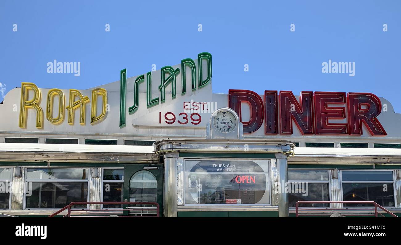 Road Island Diner, originariamente di ritorno a est a Road Island, ora ripiantato qui a Oakley, Utah. Adoro lo stile Art Deco vintage. - Immagine stock catturata con smartphone