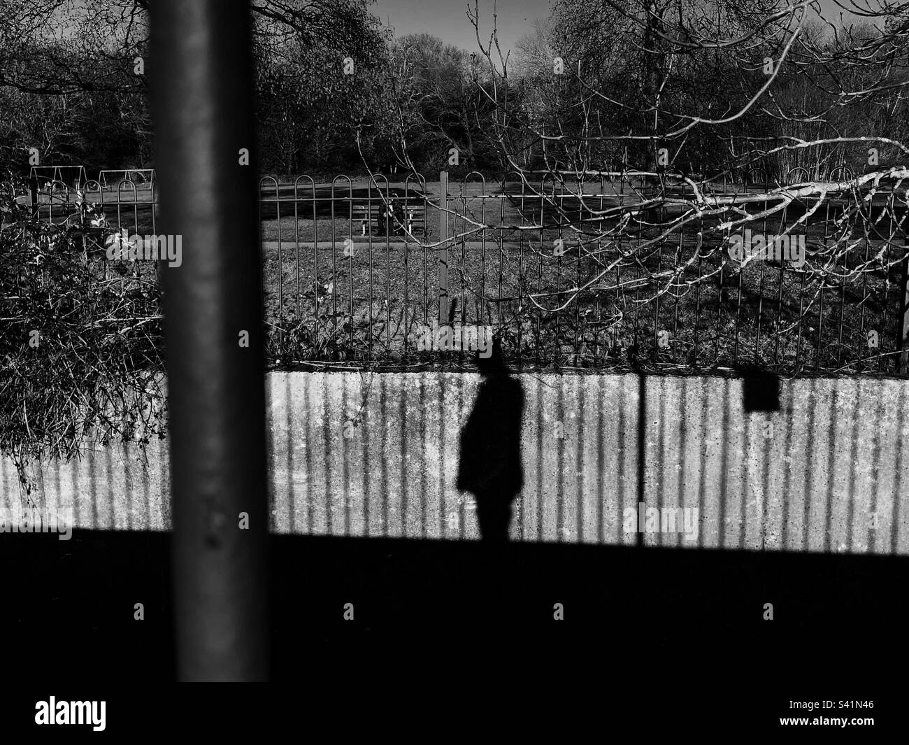 Ombra dell'uomo dietro le sbarre - Immagine stock catturata con smartphone