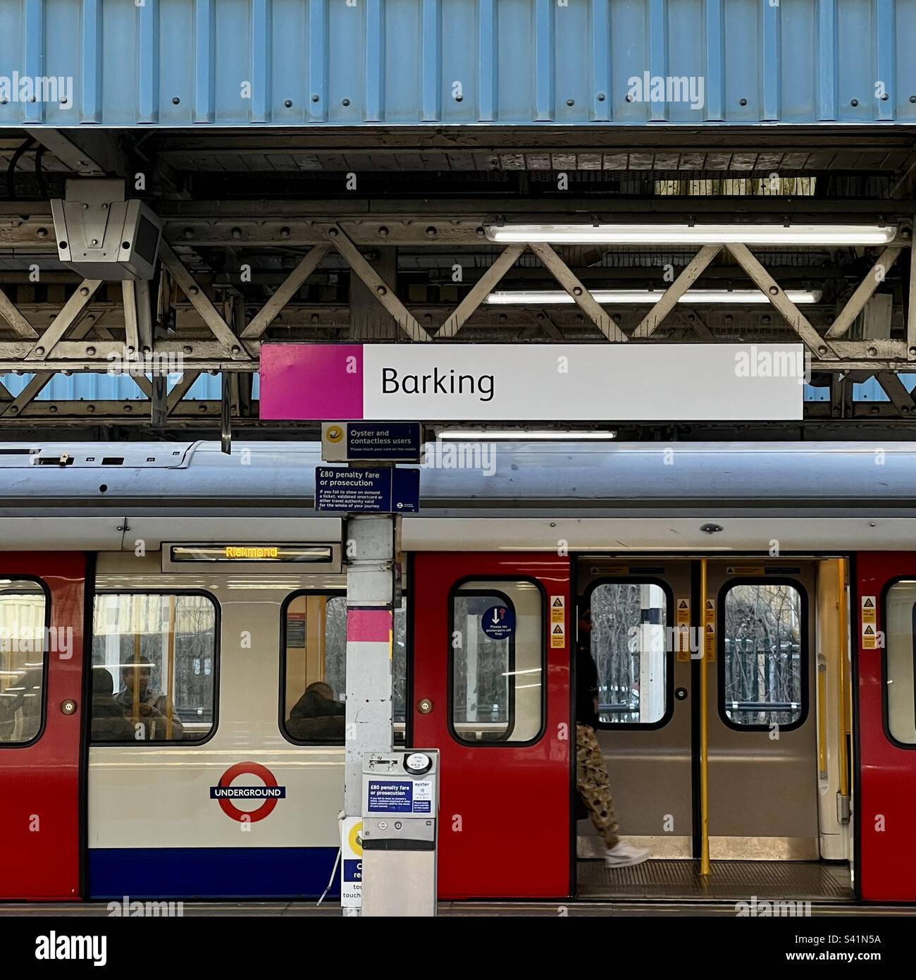 Stazione ferroviaria di Barking treno della metropolitana con cartello Foto Stock