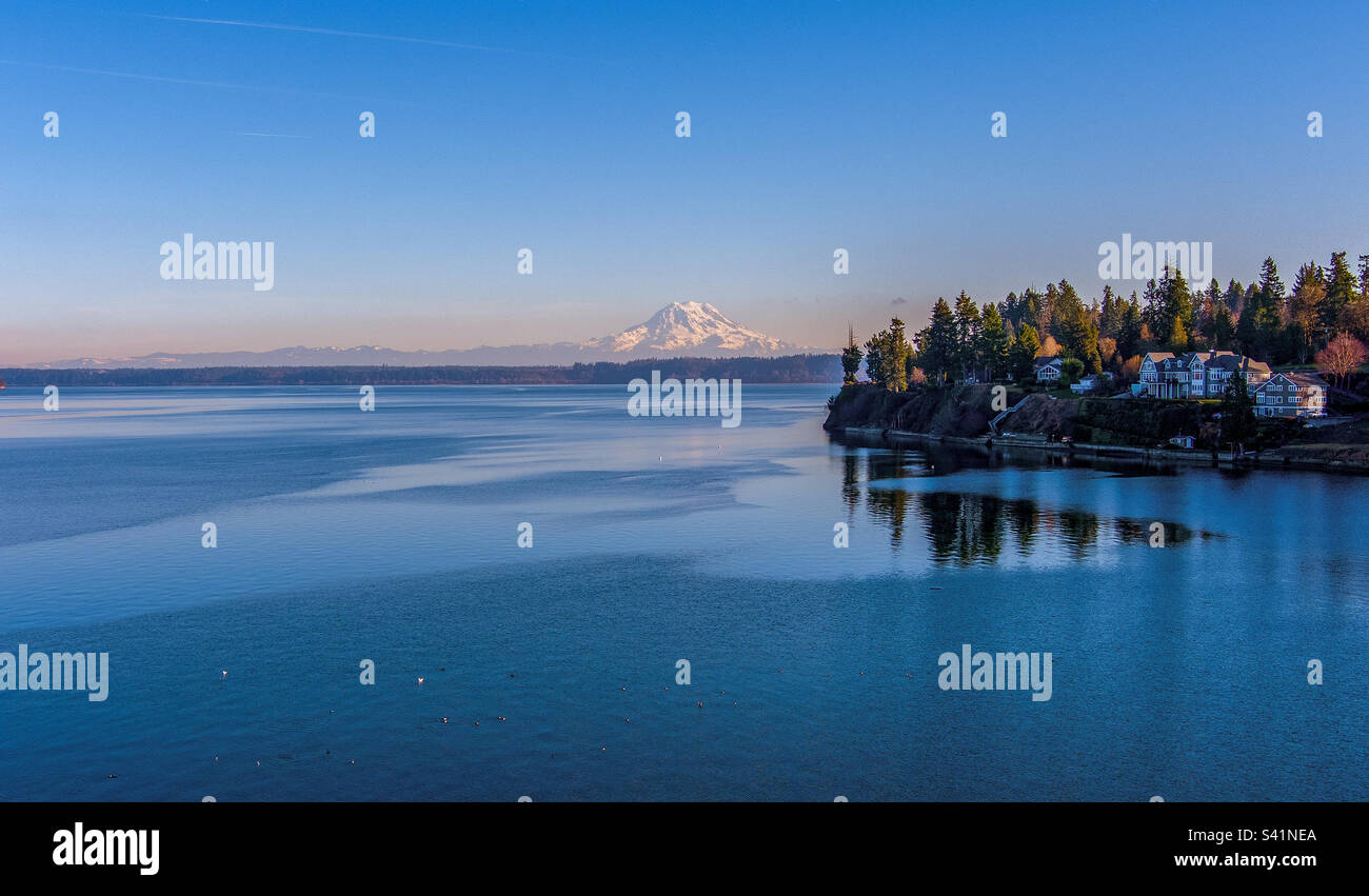 Mount Rainier e il Puget Sound dello stato di Washington nel mese di dicembre Foto Stock