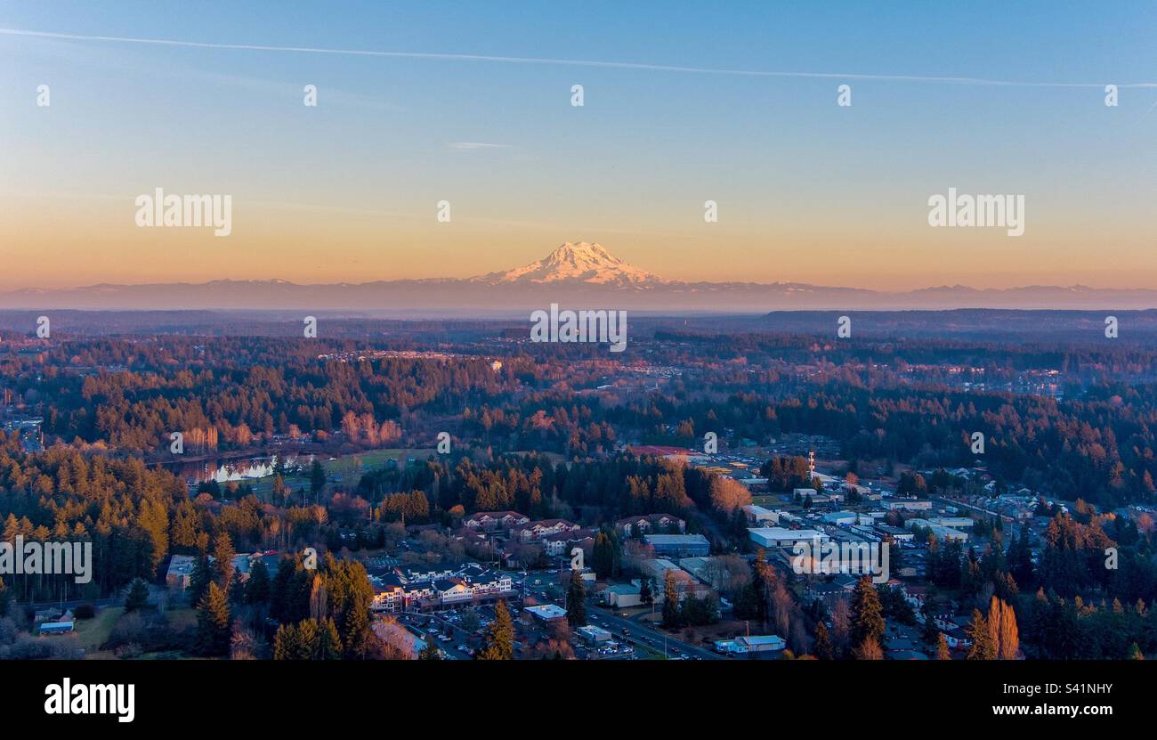 Monte Rainier all'orizzonte da sopra Lacey, Washington Foto Stock