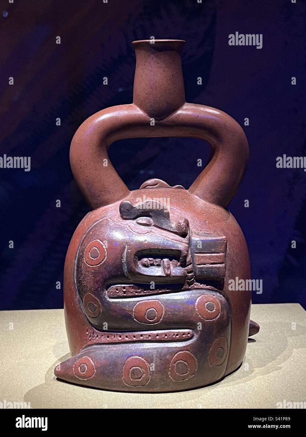 Flacone con beccuccio per agitatori Snake. Cultura Cupisnique, Perù antico 1250 B.C. to 100 a.C. Foto Stock