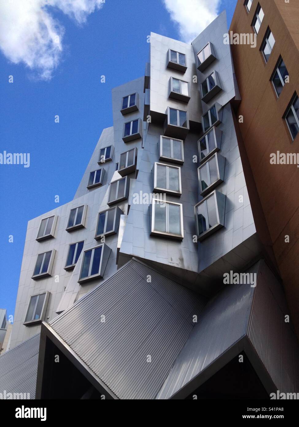 Guardando al Ray and Maria Stata Center, o all'edificio 32, nel campus del Massachusetts Institute of Technology (MIT). L'architetto era Frank Gehry. - Immagine stock catturata con smartphone