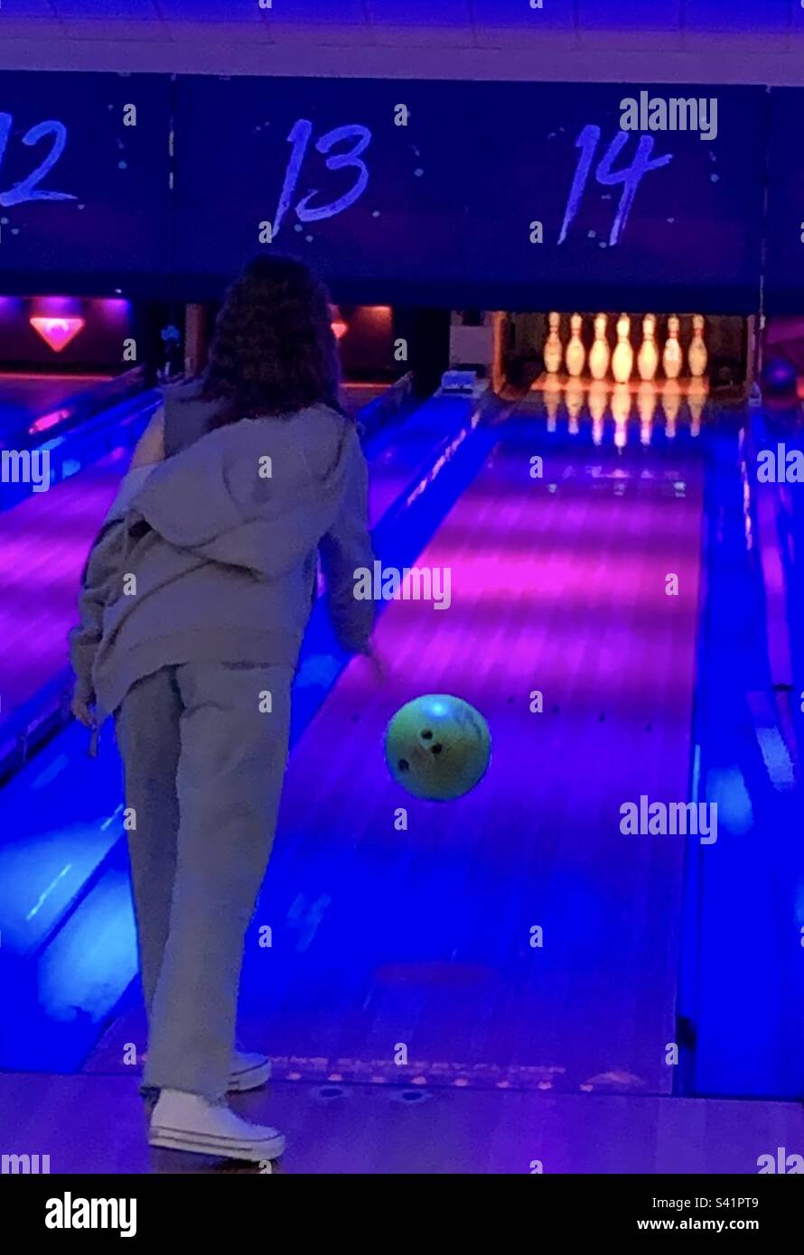 Palla da bowling scioccata Foto Stock