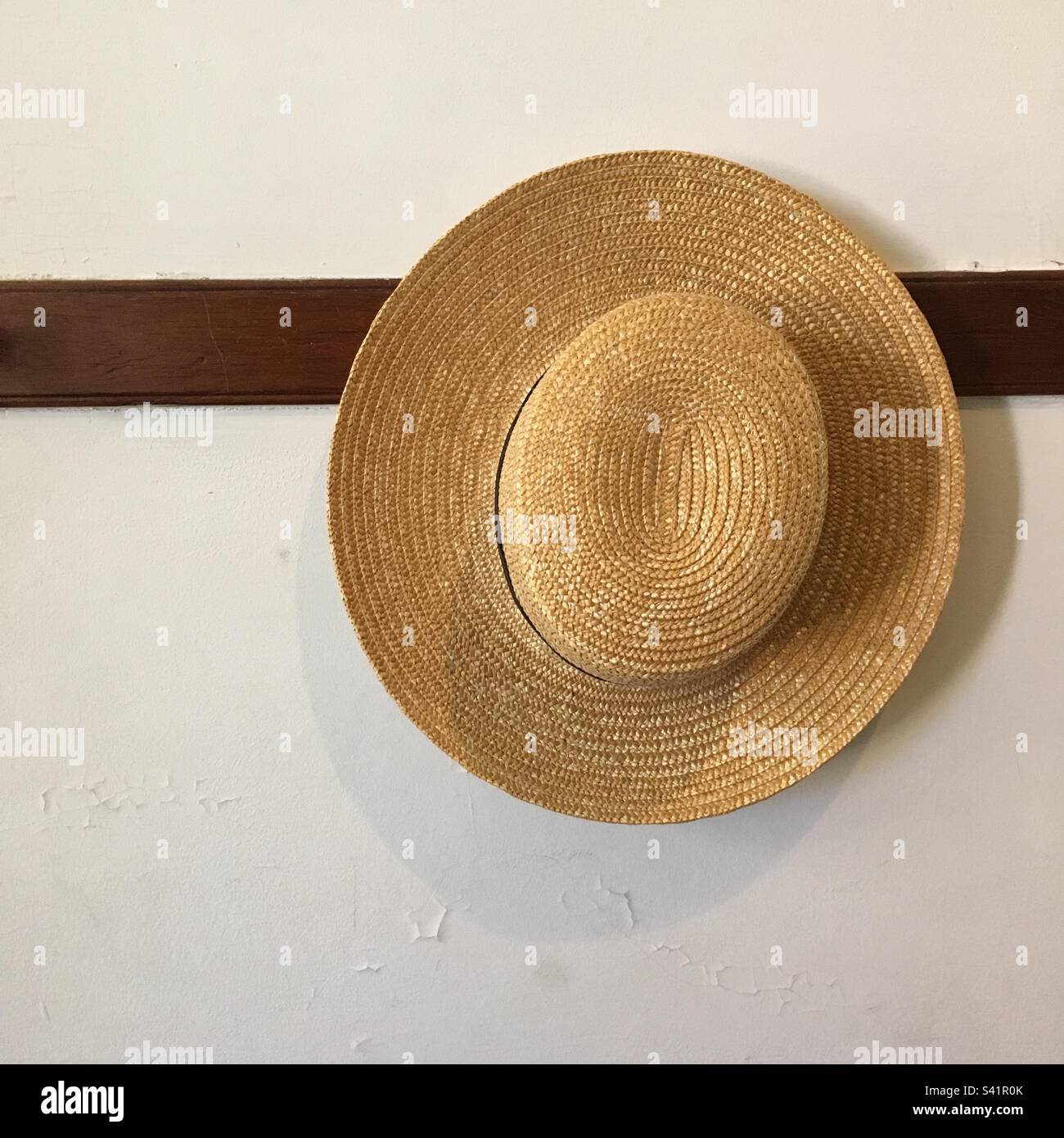 Cappello di paglia su una parete bianca in un museo Shaker Village nel New England, USA - Immagine stock catturata con smartphone