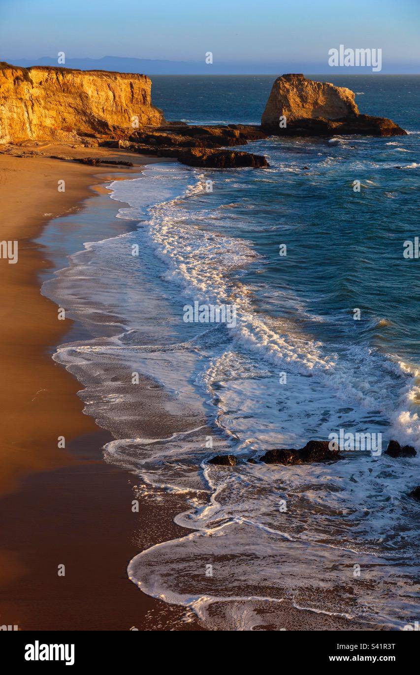 Le onde dell'oceano Pacifico si schiantano sulla spiaggia di sbarco di Davenport, Davenport, California Foto Stock