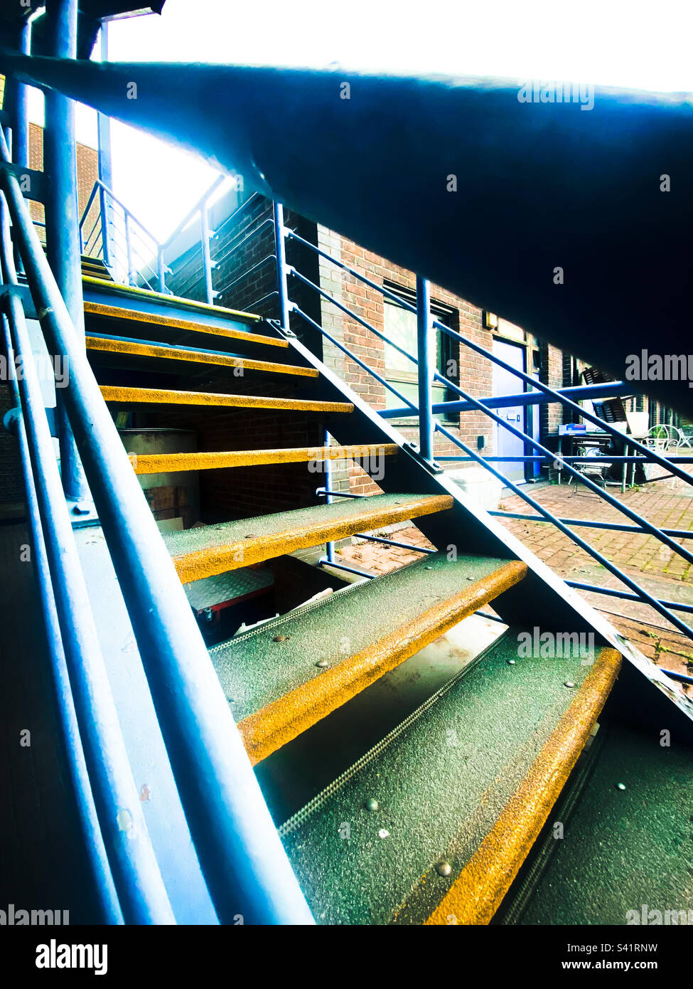 Una scala industriale con linee di sicurezza gialle nel nord di Londra Foto Stock