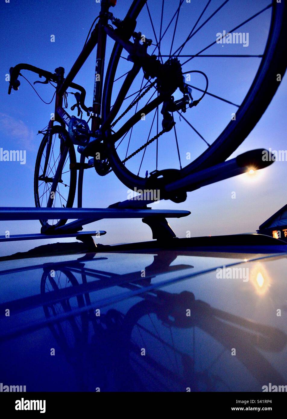 Una bicicletta sul tetto di un'auto al crepuscolo in un campeggio in Galles - Immagine stock catturata con smartphone