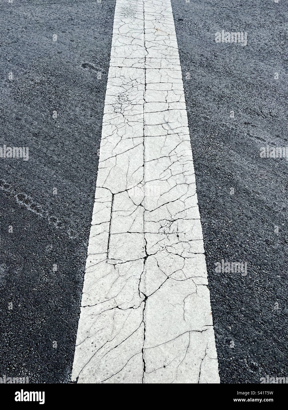 Segnaletica stradale bianca rotta ad un incrocio nel New Jersey, USA. - Immagine stock catturata con smartphone