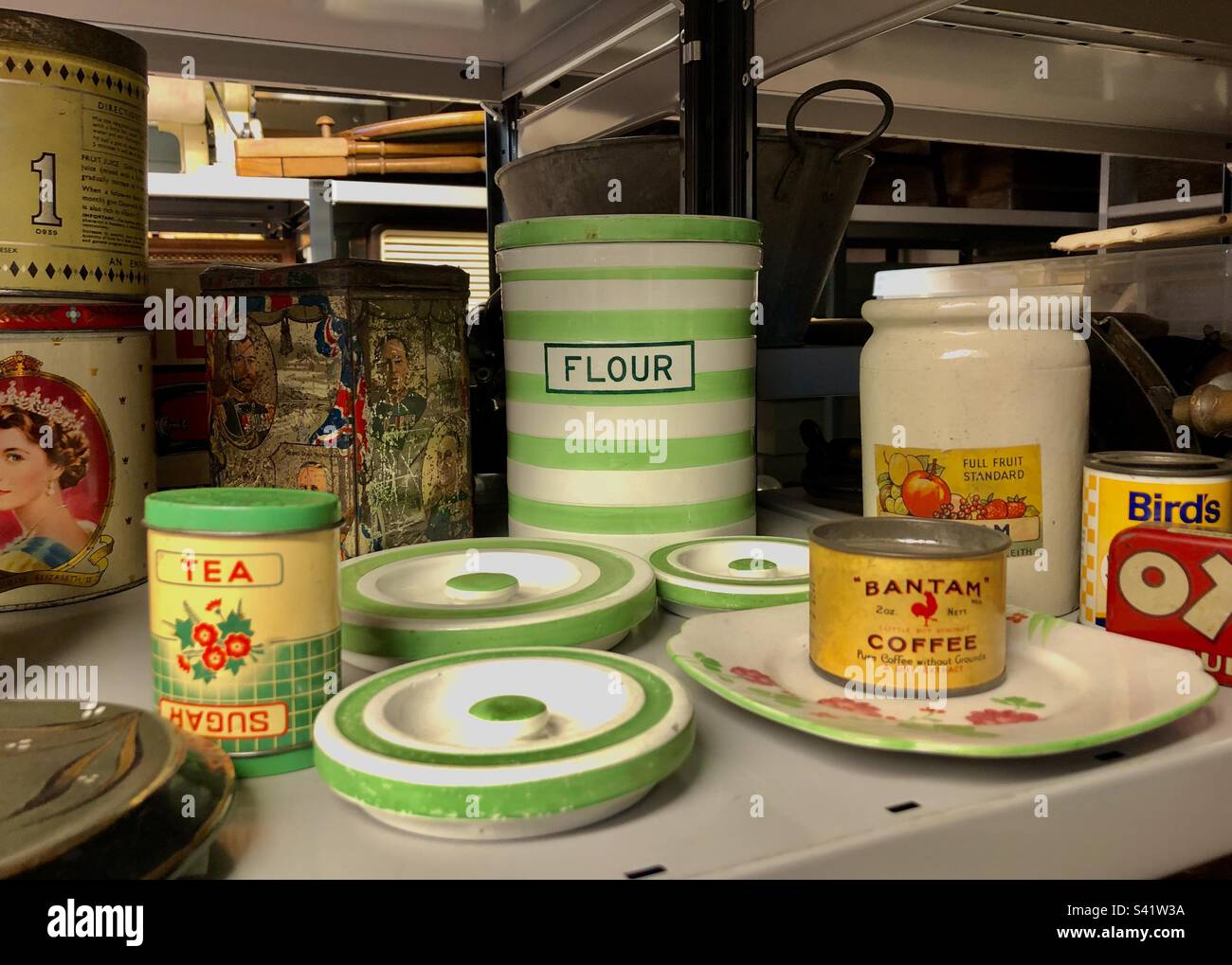 Barattoli, stoviglie e contenitori per alimenti in vecchio stile sullo scaffale della collezione di archiviazione del museo, Regno Unito Foto Stock