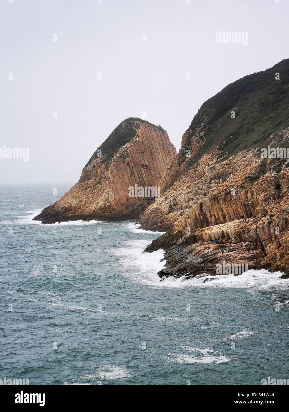 Paesaggi costieri aspri al Sai Kung East Country Park di Hong Kong. Foto Stock