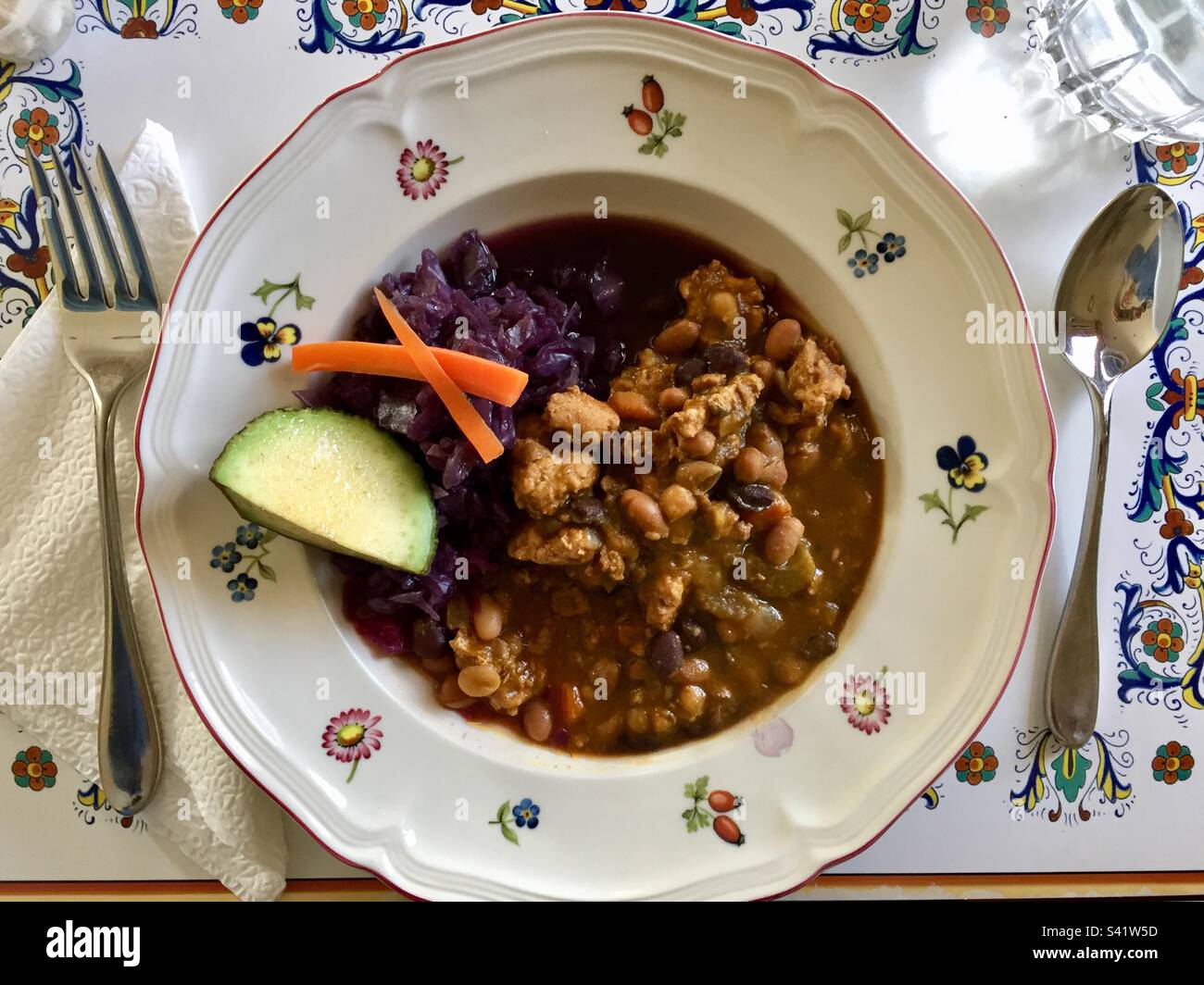 Peperoncino tacchino con cavolo viola - Immagine stock catturata con smartphone