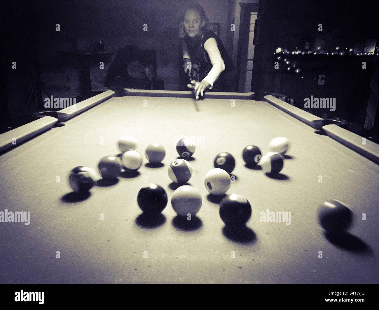 Una donna si rompe sul tavolo da biliardo in un bar in Arizona USA - Immagine stock catturata con smartphone