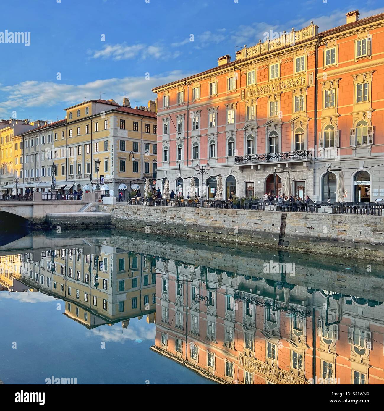 Edifici riflettenti nell'acqua, canale Geand (canale Grande) a Trieste, Friuli Venezia Giulia Foto Stock