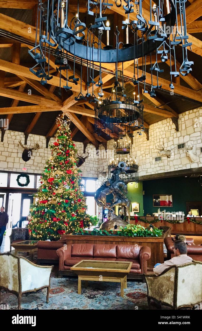 Una scena natalizia in un'area ricevimento dell'hotel nel Texas Occidentale USA Foto Stock