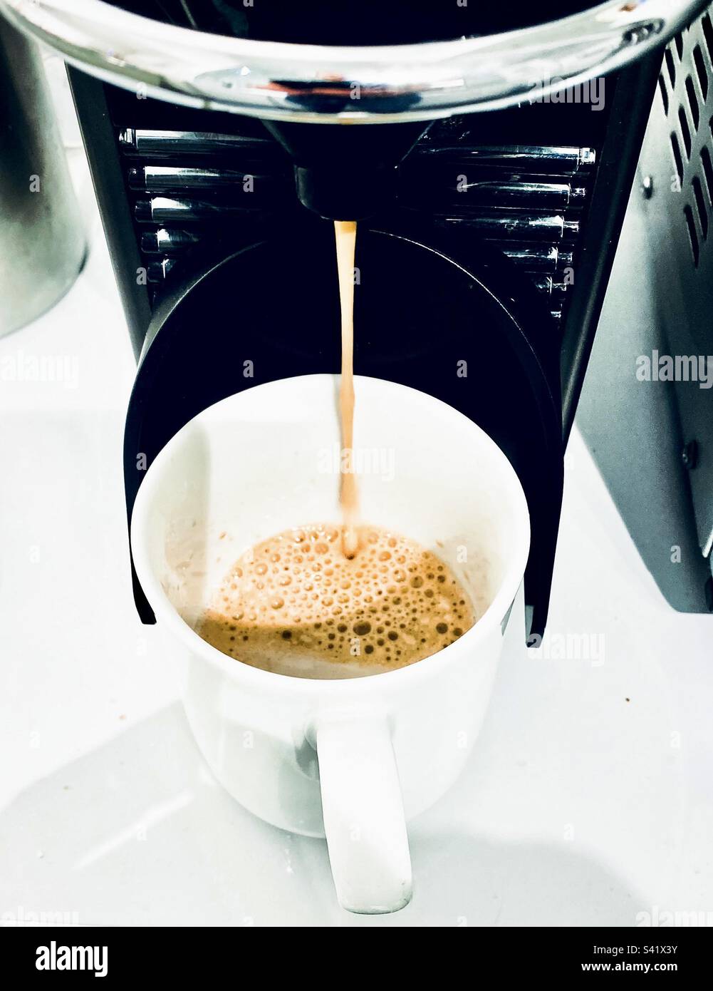 Quante persone iniziano la loro giornata una semplice tazza di caffè Foto Stock