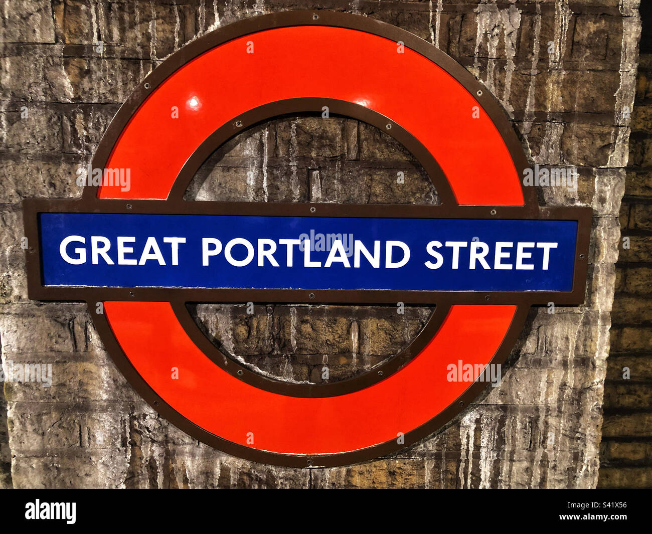 Iconico logo della metropolitana di Great Portland Street - Immagine stock catturata con smartphone