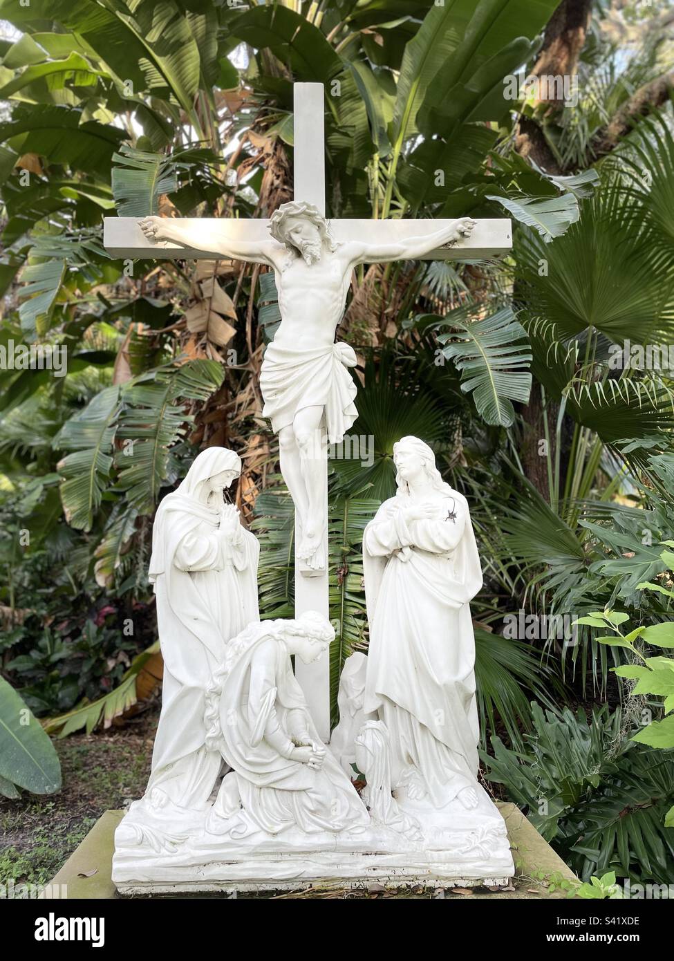 Ritratto, stazioni della croce, 12th stazione, Gesù crocifisso sulla croce, palma sfondo rami, Vergine Maria, apostolo Giovanni, Maria Maddalena ai piedi della croce, statue bianche quasi a grandezza naturale Foto Stock