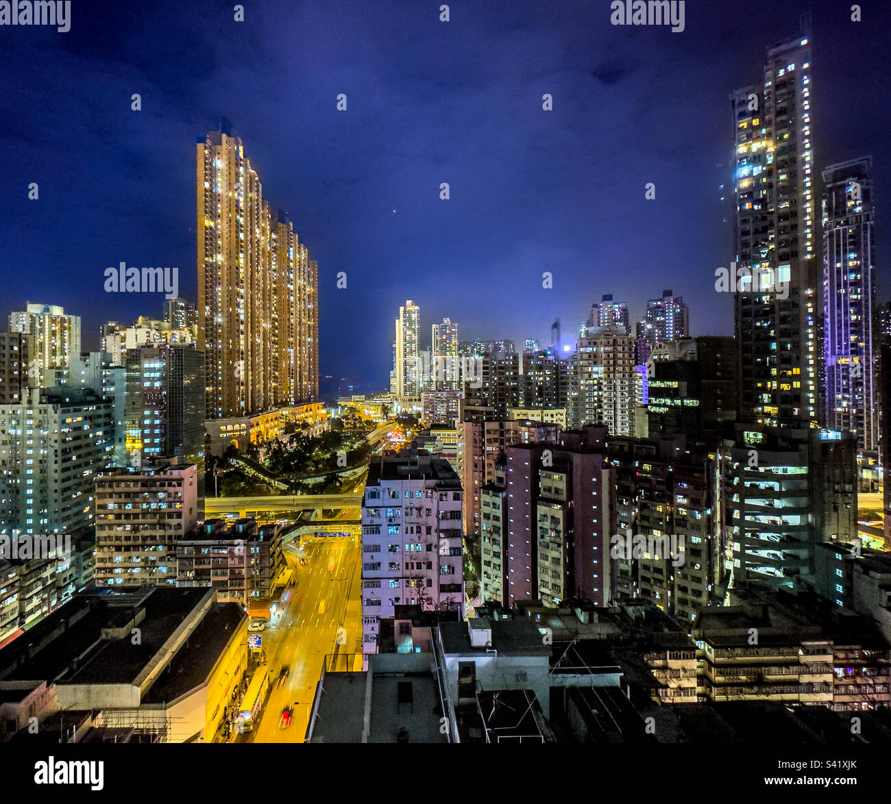 Lo skyline di Hong Kong/Kowloon di notte dal quartiere di Mong Kok Foto Stock