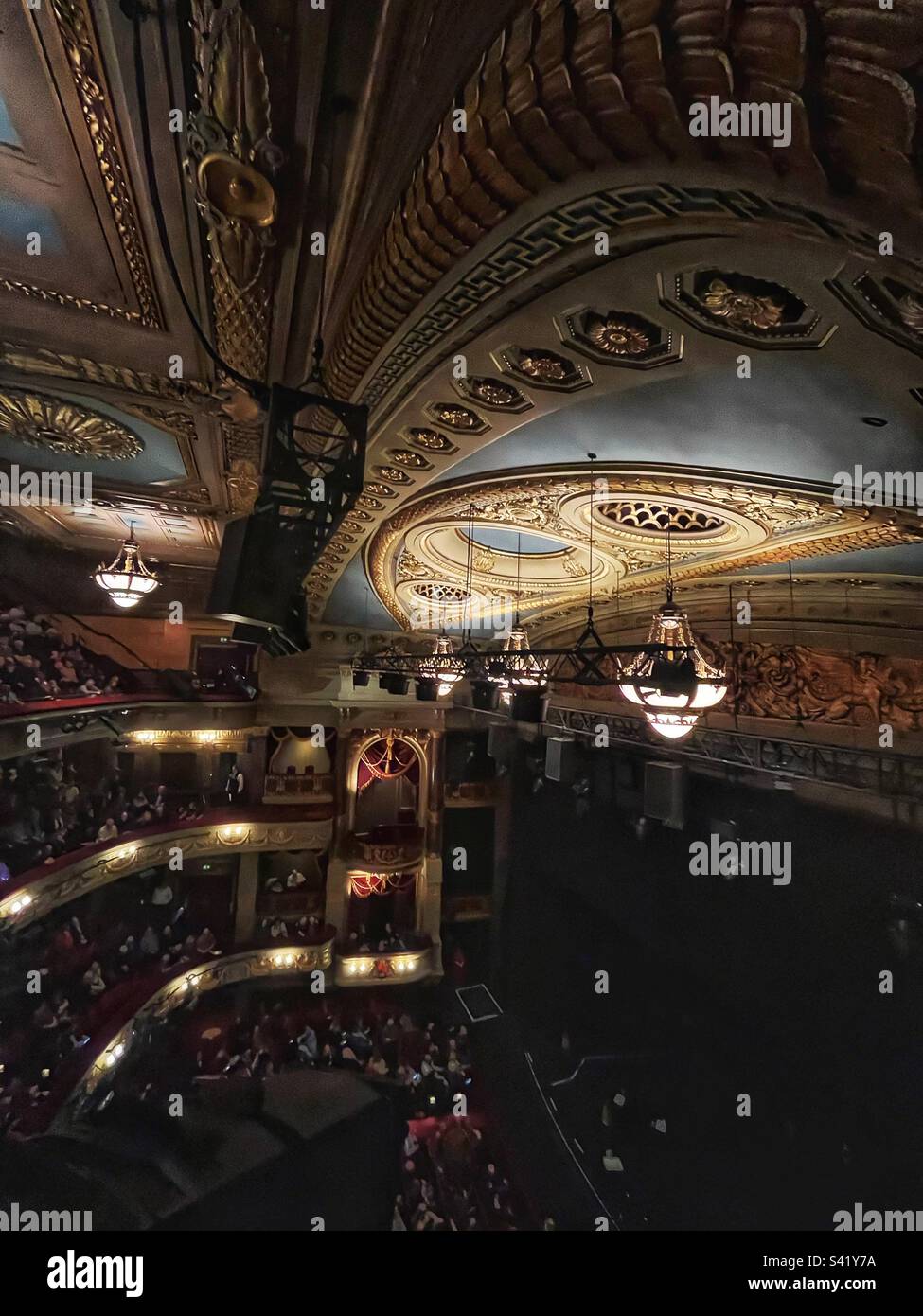 Auditorium e palcoscenico del Teatro reale decorato in modo glorioso a Drury Lane, Londra. Un edificio storico e punto di riferimento utilizzato per concerti e spettacoli di oggi. - Immagine stock catturata con smartphone