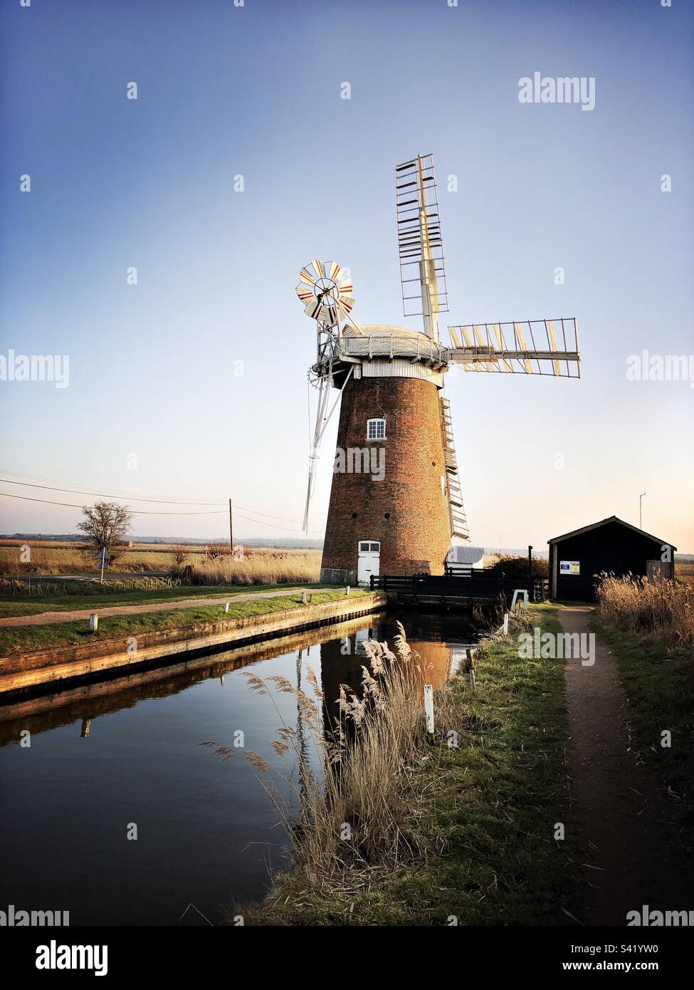 Pompa a vento di Horsey vicino a Great Yarmouth, Norfolk, Inghilterra, Regno Unito - Immagine stock catturata con smartphone