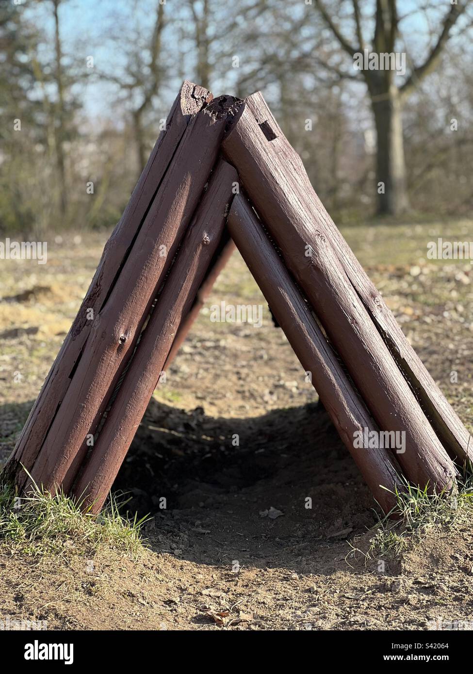 Una grande tenda di legno per vivere nella natura per sempre Foto Stock