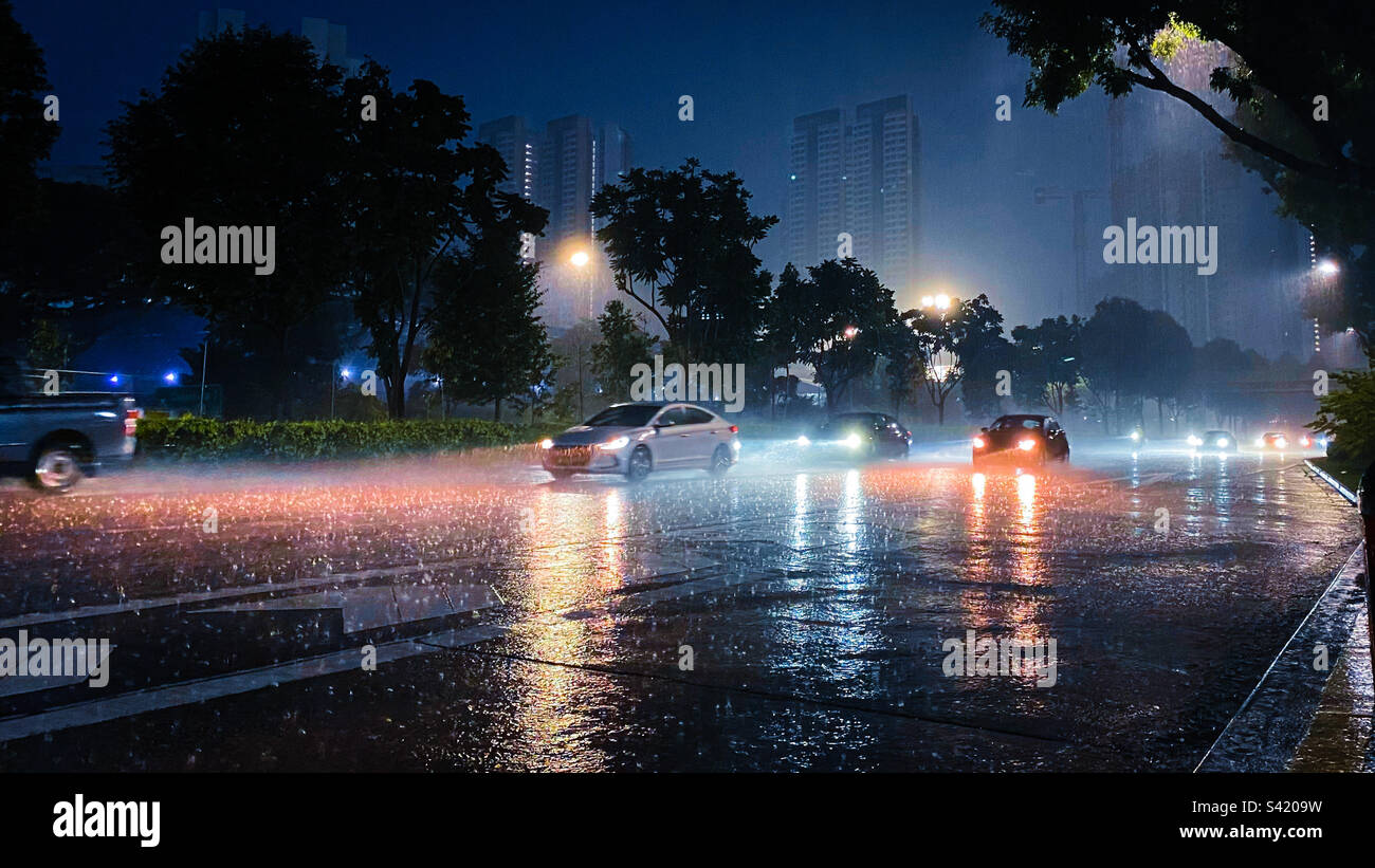 Notte piovosa a Clementi, Singapore Foto Stock