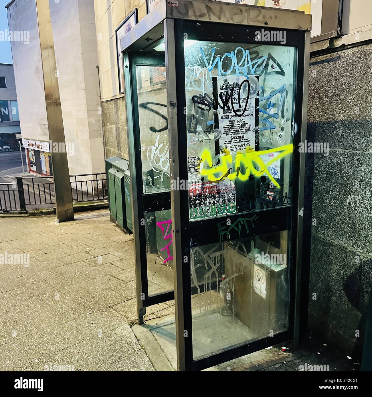 Cassetta telefonica coperta da graffiti/tagging nel centro di Bristol - Immagine stock catturata con smartphone