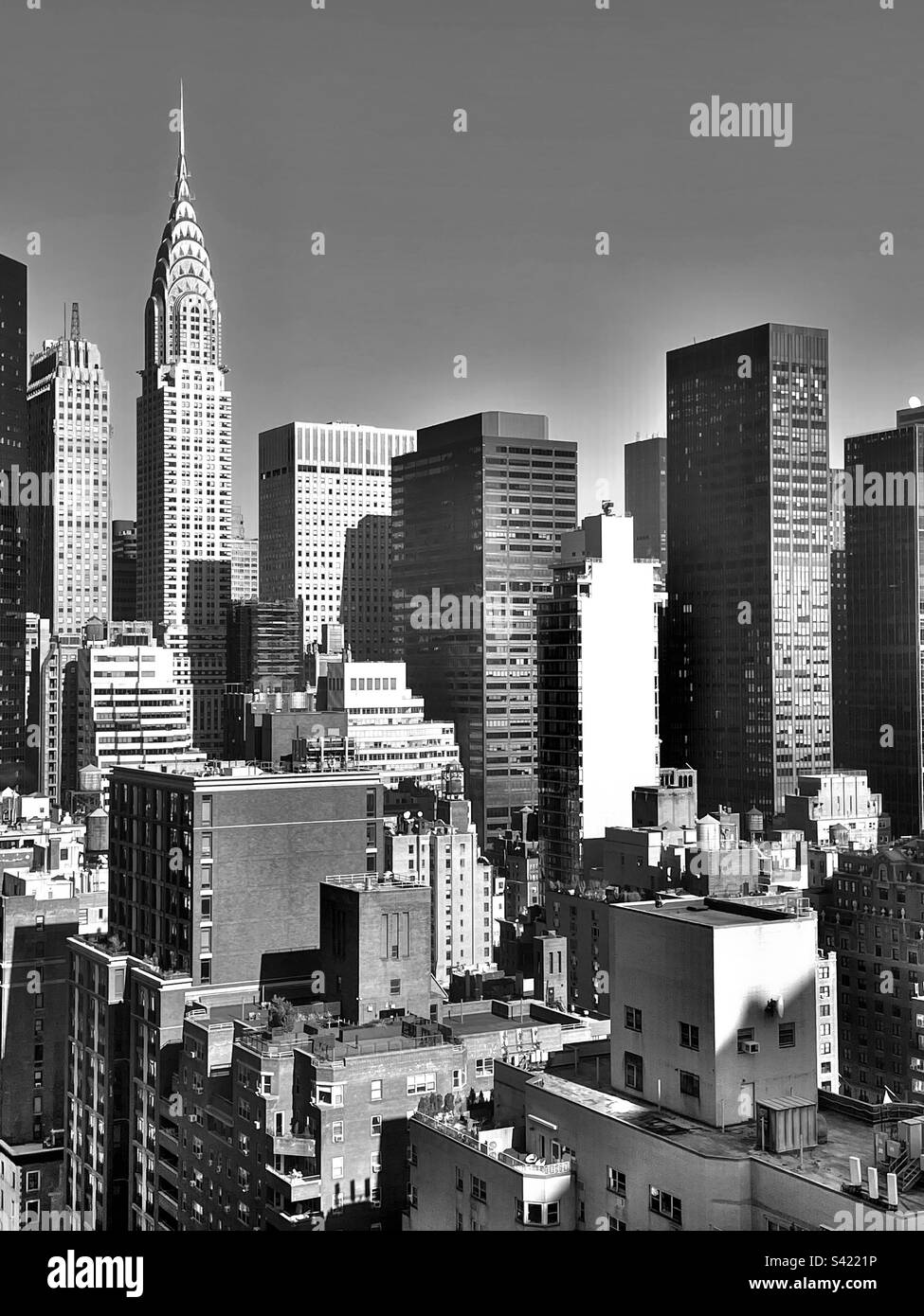 New York City Midtown skyline visto da un ponte sul tetto a Murray Hill, 2023, Stati Uniti, in bianco e nero Foto Stock