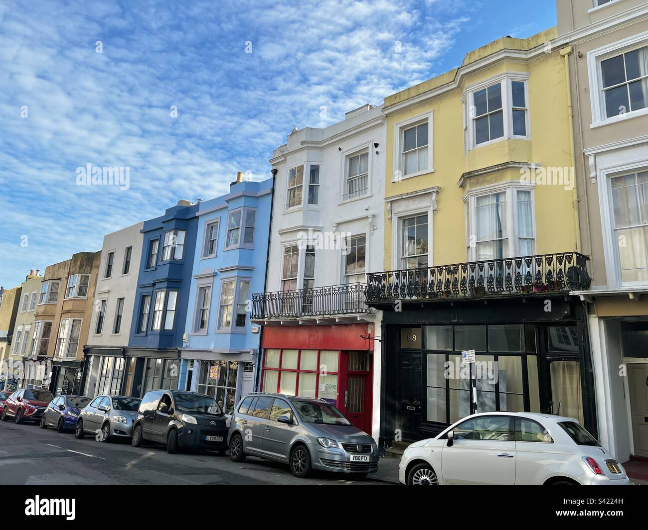 Case colorate dipinte con colori luminosi in North Road, St Leonards, East Sussex, Inghilterra Foto Stock