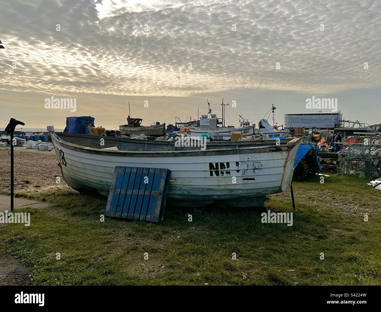 Spiaggia di Hastings abbandonata piccola barca da pesca Foto Stock