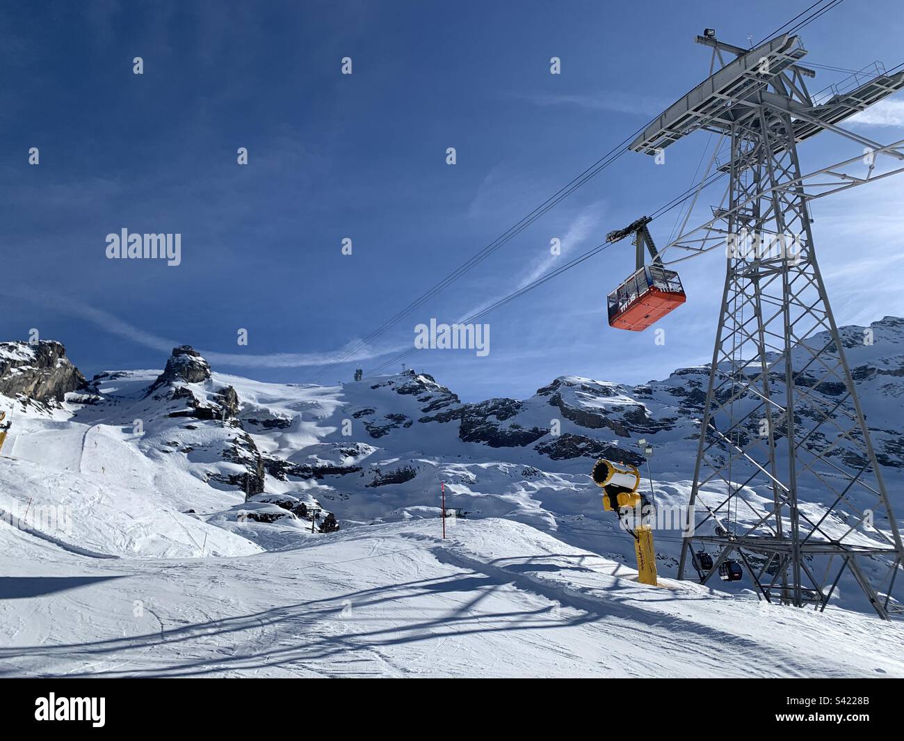 Gondola con il Monte Titlis sullo sfondo. Engelberg, Svizzera. Foto Stock