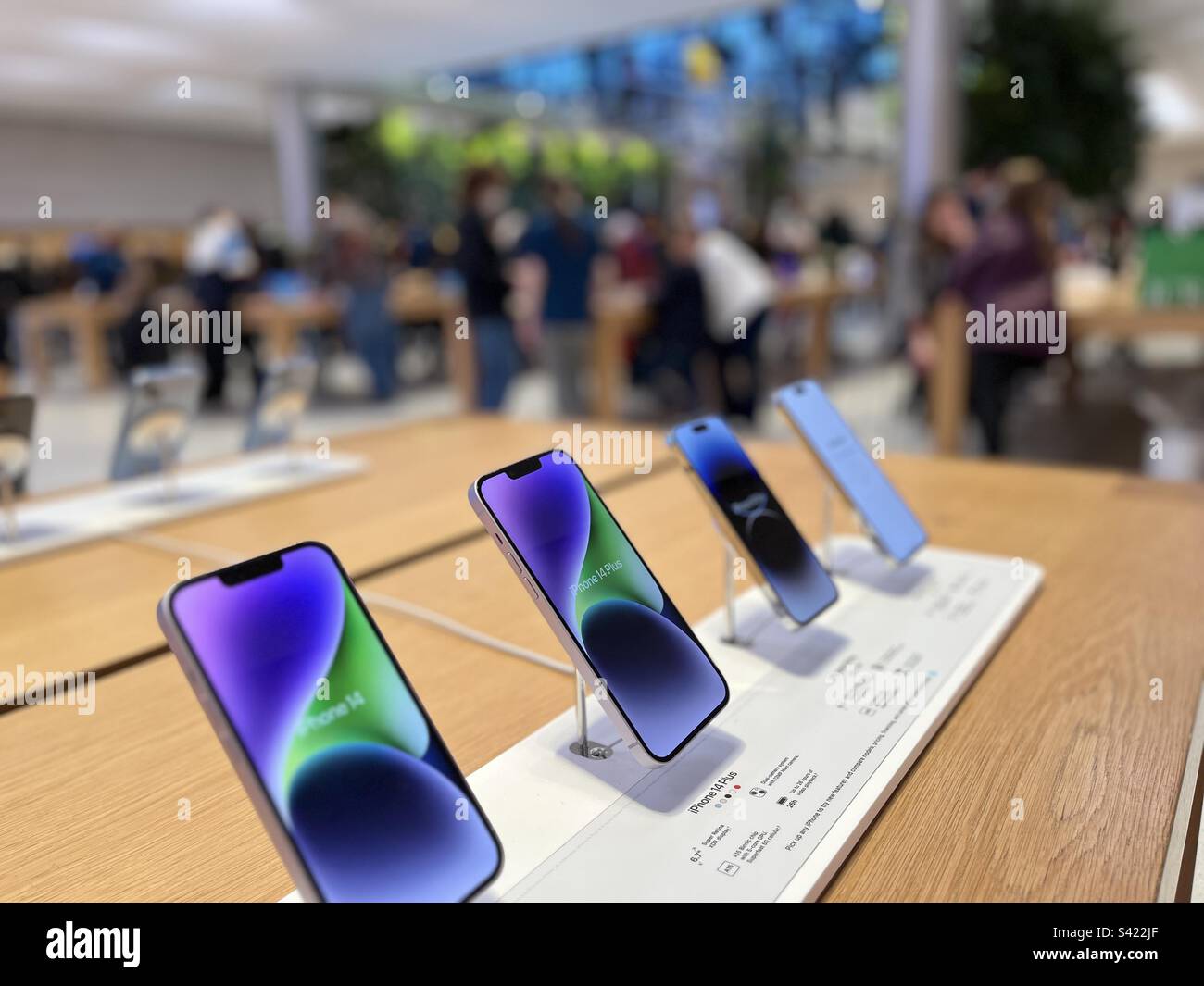 IPhone 14 viene visualizzato presso l'Apple Fifth Avenue Store di New York il 20 febbraio 2023. - Immagine stock catturata con smartphone