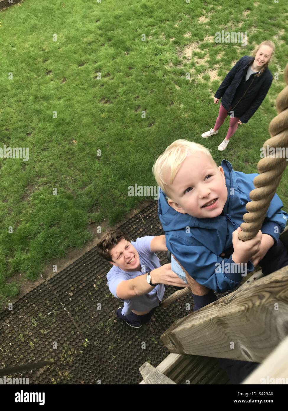 Dopo scuola materna divertimento arrampicata su corda Foto Stock