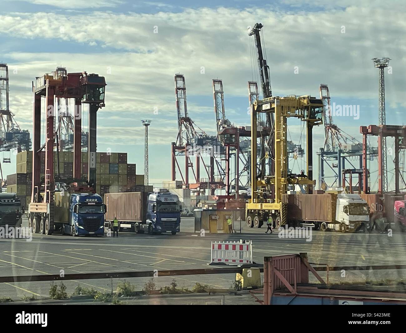 Bremerhaven, porto container, carico camion. Germania Foto Stock