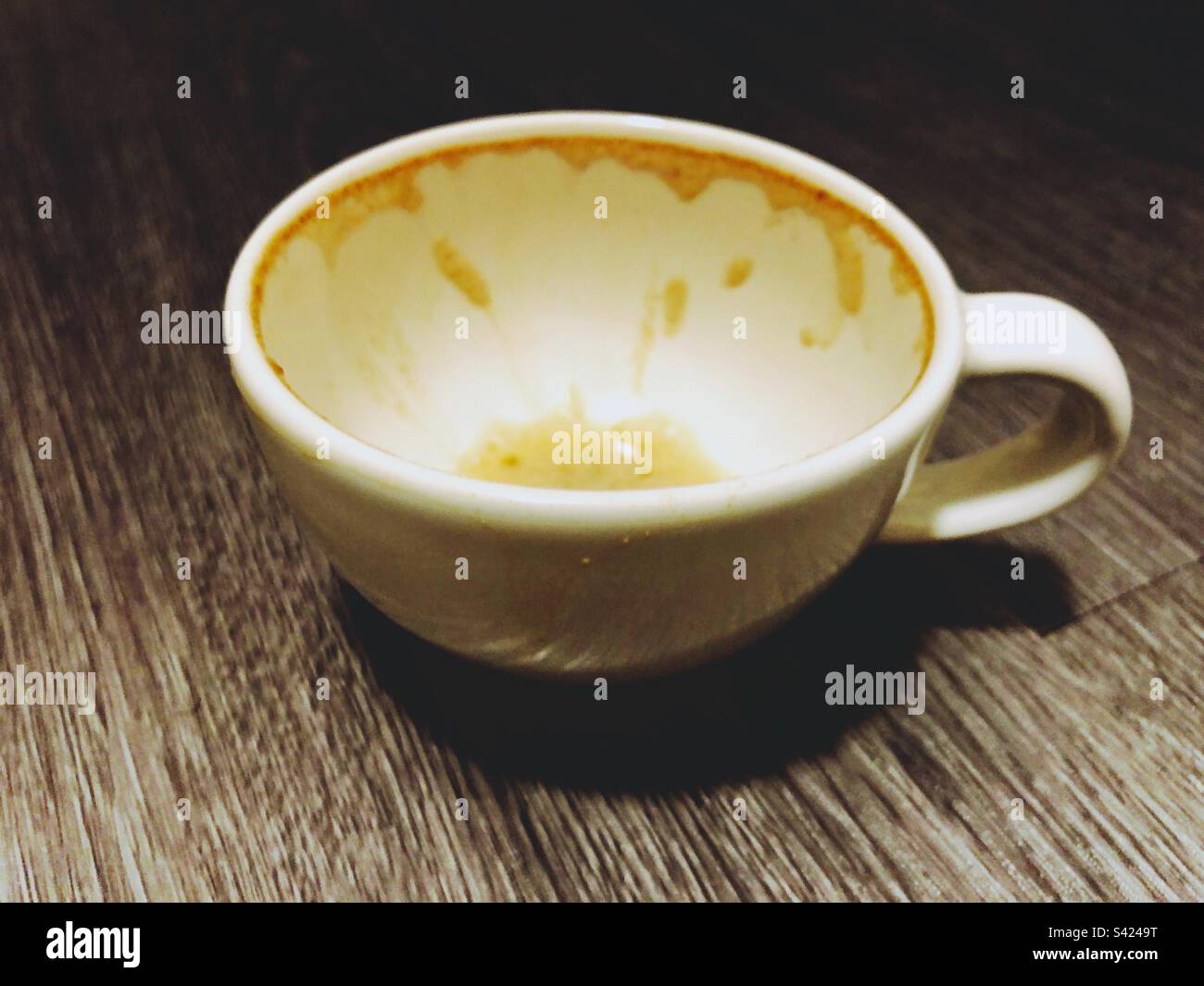 Tazza da caffè vuota su sfondo di legno Foto Stock
