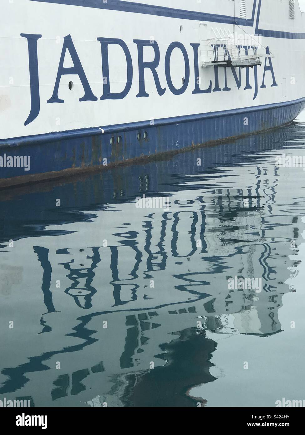 Un logo del traghetto croato Jadrolinija - Immagine stock catturata con smartphone